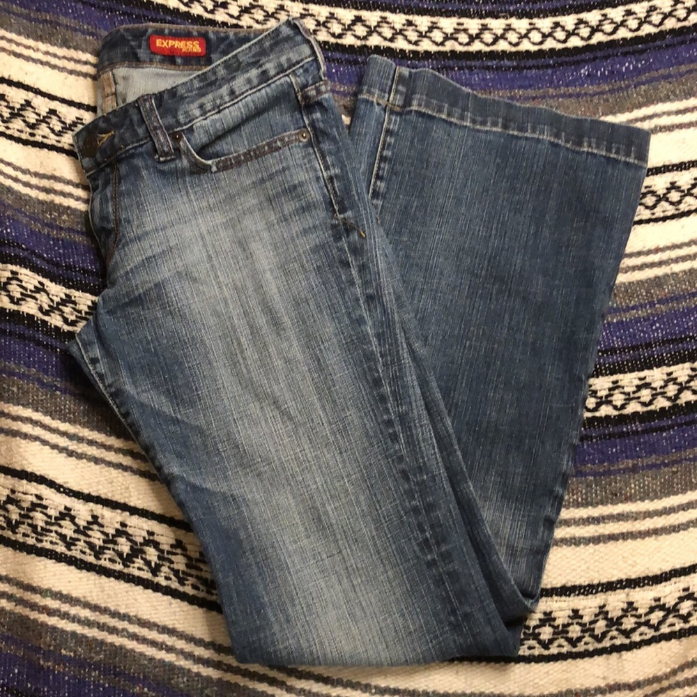 Adorable low rise fit and flare Jeans!
